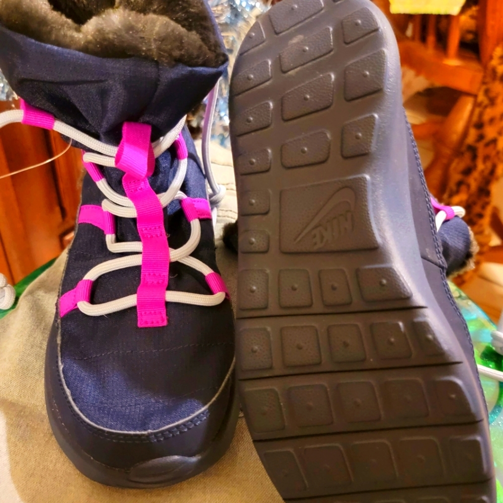 Girl boots made of faux fur, with Velcro. Nike, size us 3Y, Eur 35. 22cm.